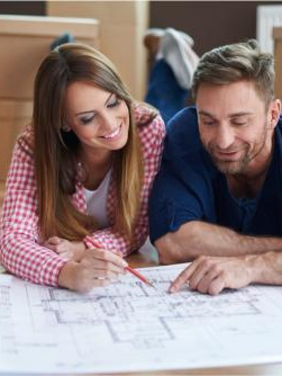 Persona revisando planos digitales para construir su vivienda unifamiliar siguiendo el método Zaser de Academia Autopromotor.